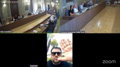 Acquaviva, consigliere si collega da Gardaland durante il consiglio comunale: scoppia la polemica – VIDEO