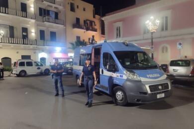 Margherita di Savoia, vede la polizia e fugge in spiaggia: aveva dosi di droga, denunciato