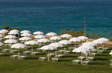 Tensioni a Costa Ripagnola: si introduce nel resort con un innesco a benzina, custodi sventano il rogo