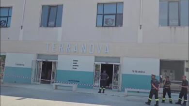 Tricase, paura al centro commerciale: crolla la copertura di un negozio, commesse e clienti in fuga – VIDEO
