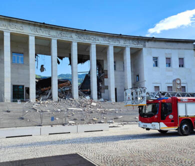 Paura a Bolzano, crolla una parte del palazzo del Tribunale: «Poteva essere una tragedia» – VIDEO