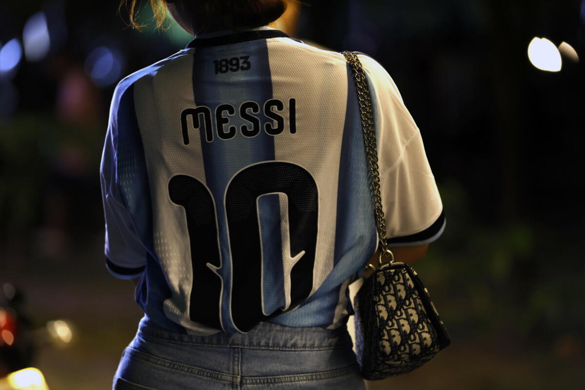 Mondiali: la Selección rientra a Buenos Aires accolta dall’abbraccio dei tifosi Mondiali: la Selección rientra a Buenos Aires accolta dall’abbraccio dei tifosi
