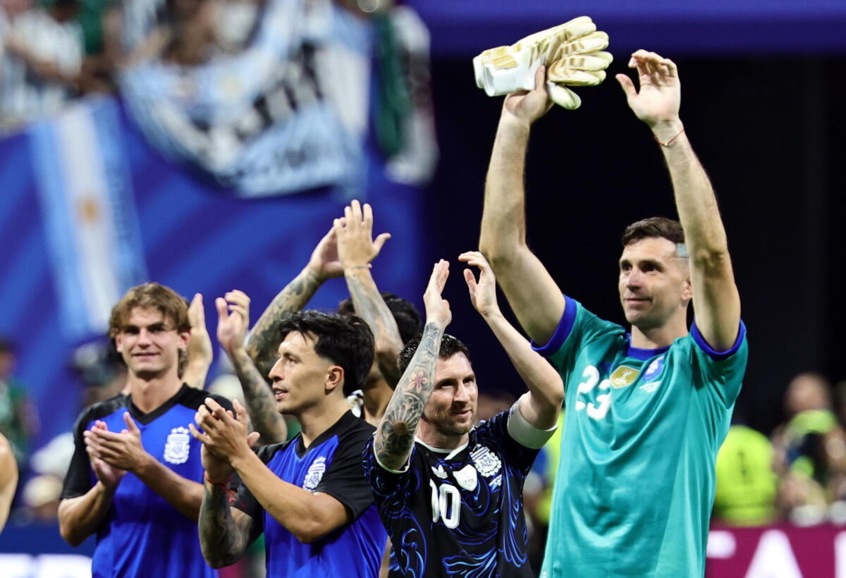 Mondiali: festa Messi e compagni con striscione ‘Le Malvinas sono argentine’ Mondiali: festa Messi e compagni con striscione ‘Le Malvinas sono argentine’
