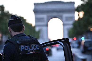 Parigi, feste, cori e cortei di auto, non si segnalano incidenti