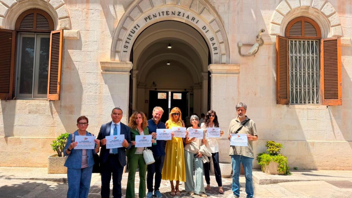 Muffa in cella, 4 educatori per 400 reclusi e agenti sotto organico: il grido d’allarme dal carcere di Bari Muffa in cella, 4 educatori per 400 reclusi e agenti sotto organico: il grido d’allarme dal carcere di Bari