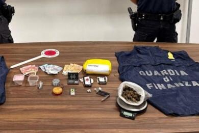 Uggiano La Chiesa, sorpreso a spacciare droga nella villa comunale: arrestato pusher 30enne