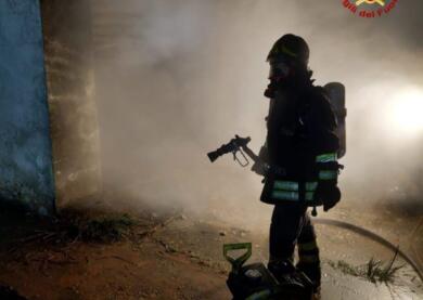 Brindisi, incendio nell’ex dormitorio per migranti. Saponaro: «Si sta creando un clima d’odio»