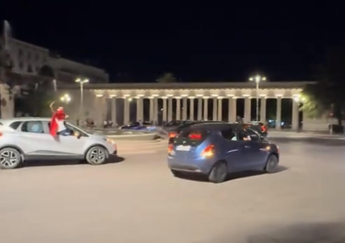 Il Marocco vola ai quarti del Mondiale: notte di festa e degrado a Foggia – VIDEO