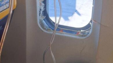 Passeggero risucchiato dal finestrino su un aereo, la moglie racconta: «Per due minuti fuori dalla carlinga»