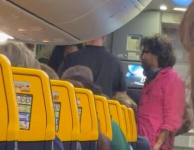 Caos sul Brindisi-Orio al Serio di Ryanair: Francesco Renga fatto scendere dall’aereo prima del decollo