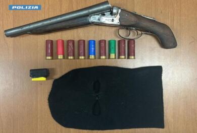Racale, in casa un fucile carico e fuori due auto rubate: arrestati marito e moglie, denunciato il figlio