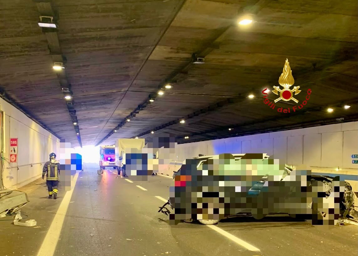 Scontro violento in galleria sulla Statale 106 Jonica: sradicata cabina SOS, un ferito in ospedale Scontro violento in galleria sulla Statale 106 Jonica: sradicata cabina SOS, un ferito in ospedale