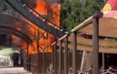Paura a Gardaland, fiamme in un’attrazione in legno: intervengono i vigili del fuoco – VIDEO