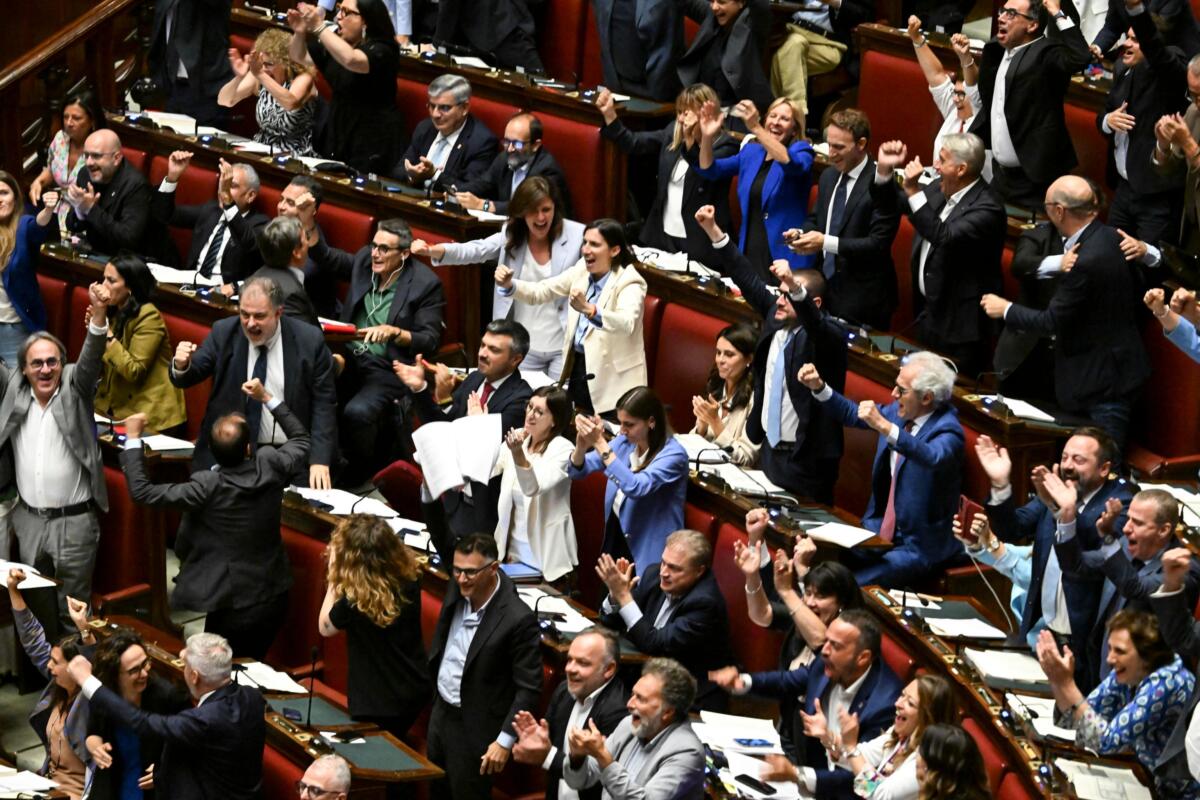 Legge elettorale, la maggioranza va sotto sulle preferenze. Meloni: «Ha vinto la palude». Esultano le opposizioni Legge elettorale, la maggioranza va sotto sulle preferenze. Meloni: «Ha vinto la palude». Esultano le opposizioni