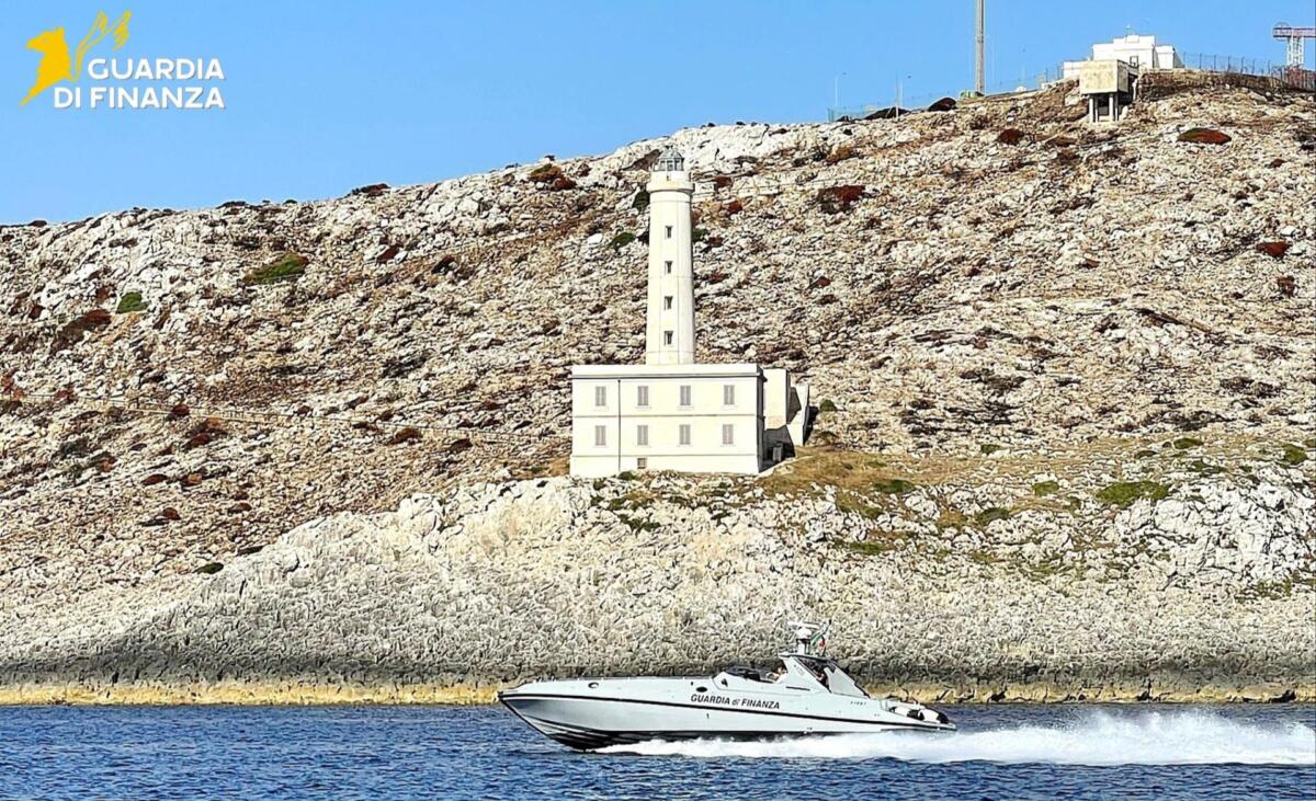 Otranto, documenti falsi ed equipaggio in nero (compreso il comandante): sequestrato uno yacht Otranto, documenti falsi ed equipaggio in nero (compreso il comandante): sequestrato uno yacht