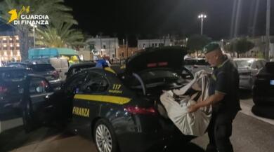 Porto Cesareo, sequestrati 2.500 prodotti falsi e pericolosi per la salute: due denunce