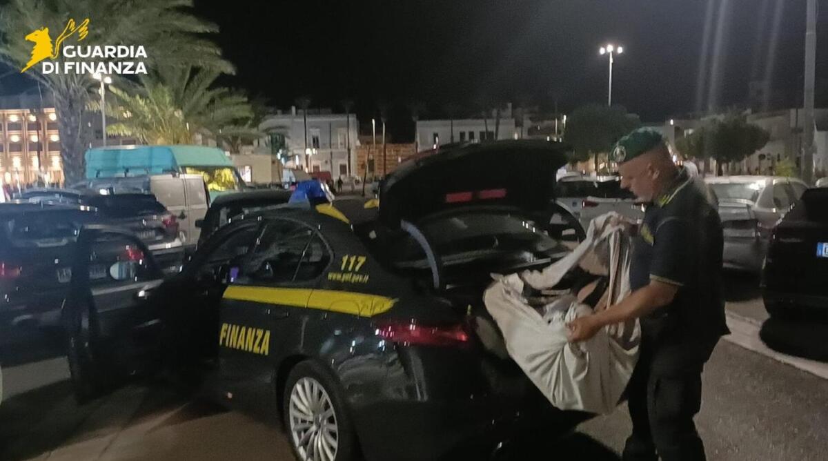 Porto Cesareo, sequestrati 2.500 prodotti falsi e pericolosi per la salute: due denunce Porto Cesareo, sequestrati 2.500 prodotti falsi e pericolosi per la salute: due denunce
