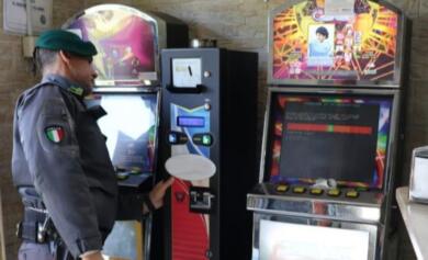 Gioco illegale nel Tarantino, sequestrate 24 slot machine: 5 denunce e multe per 253mila euro