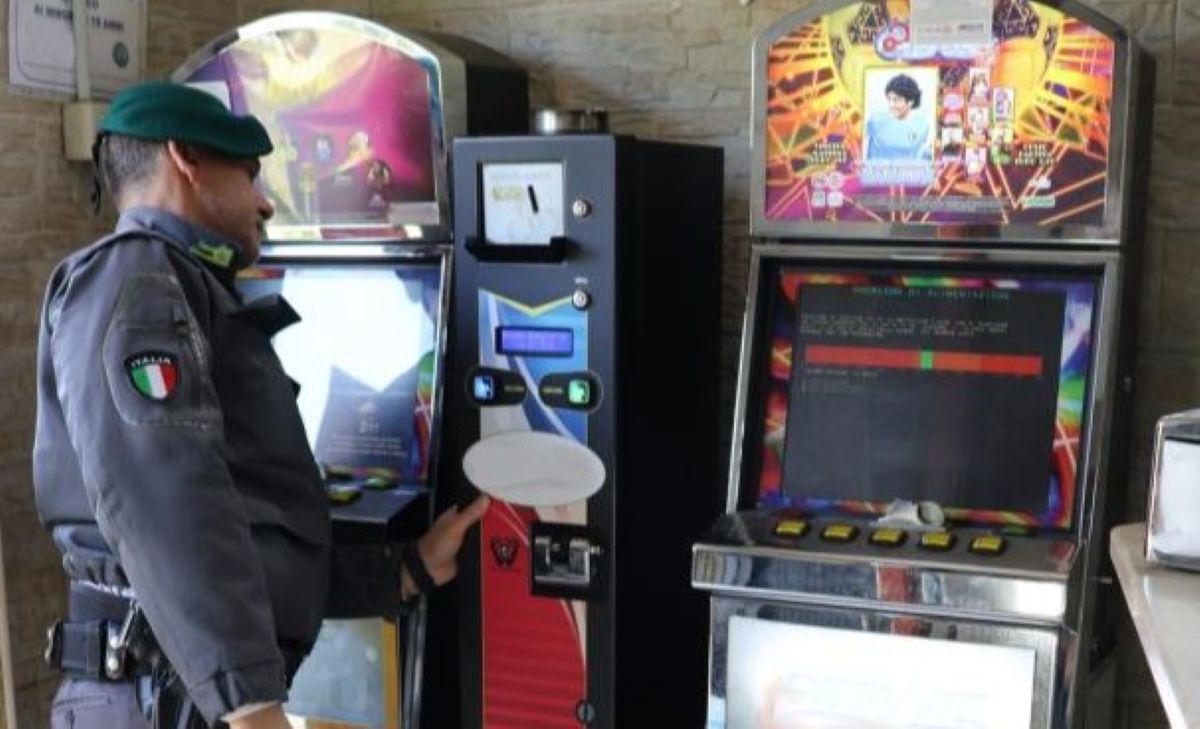 Gioco illegale nel Tarantino, sequestrate 24 slot machine: 5 denunce e multe per 253mila euro Gioco illegale nel Tarantino, sequestrate 24 slot machine: 5 denunce e multe per 253mila euro