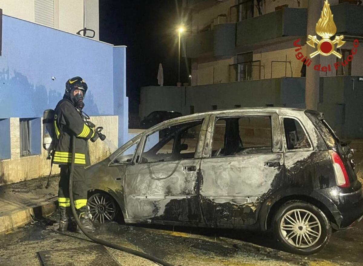Casarano, incendio distrugge un carro attrezzi: trovato del liquido infiammabile. Si indaga Casarano, incendio distrugge un carro attrezzi: trovato del liquido infiammabile. Si indaga