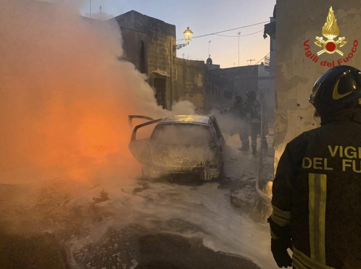 Notte di fuoco a Surbo, due auto coinvolte in un incendio: indagano i carabinieri Notte di fuoco a Surbo, due auto coinvolte in un incendio: indagano i carabinieri