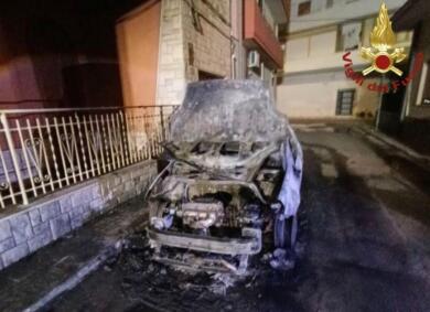 Trepuzzi, auto a fuoco nella notte: danneggiata la facciata di un’abitazione, salta la rete elettrica