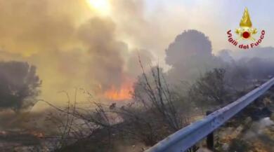 Brindisi, vasto incendio nella zona industriale: vigili del fuoco in azione
