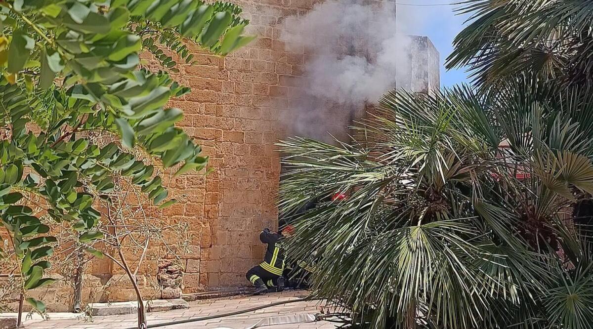Torchiarolo, fiamme in chiesa: incendio divampa in sagrestia e si estende alla navata centrale Torchiarolo, fiamme in chiesa: incendio divampa in sagrestia e si estende alla navata centrale