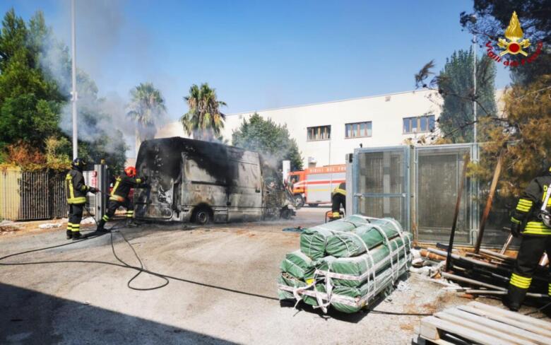 incendio furgone acquaviva delle fonti