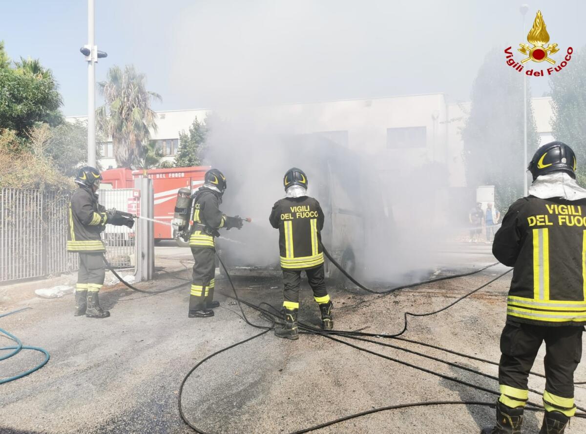 Acquaviva delle Fonti, paura nella zona industriale: furgone in fiamme mentre entra in un capannone – FOTO
