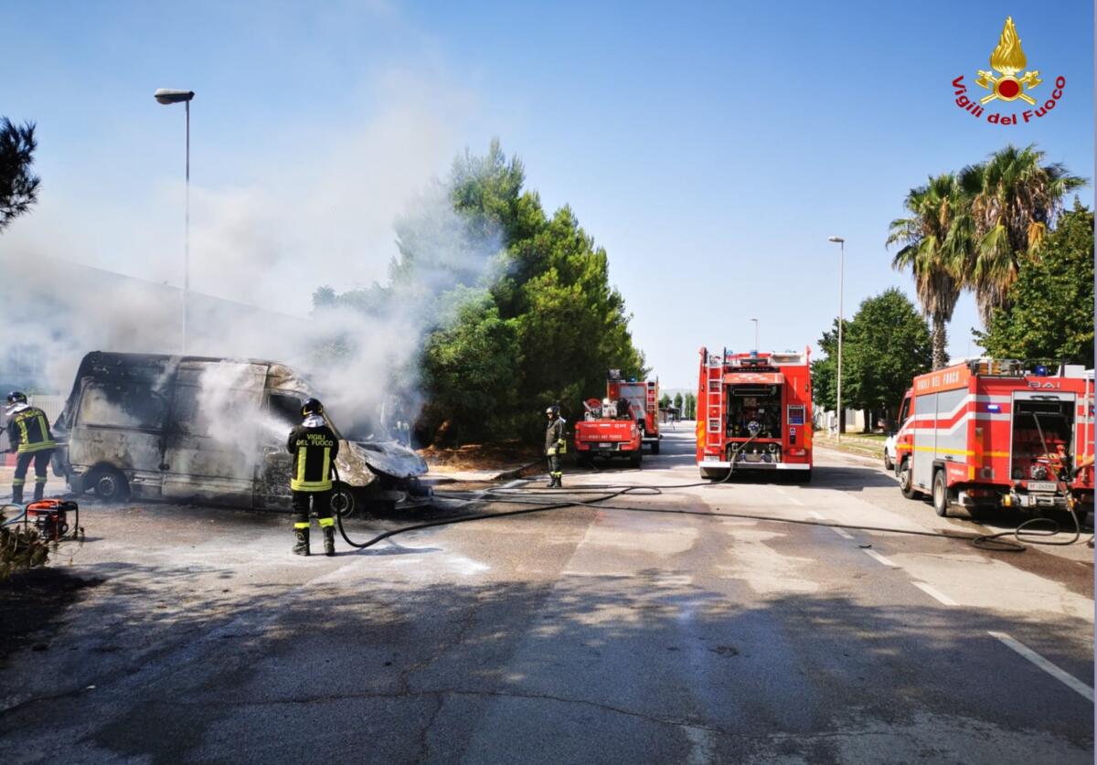 Acquaviva delle Fonti, paura nella zona industriale: furgone in fiamme mentre entra in un capannone – FOTO
