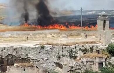 Fiamme sulla Murgia, vasto incendio a Gravina in Puglia: il fuoco minaccia l’area archeologica