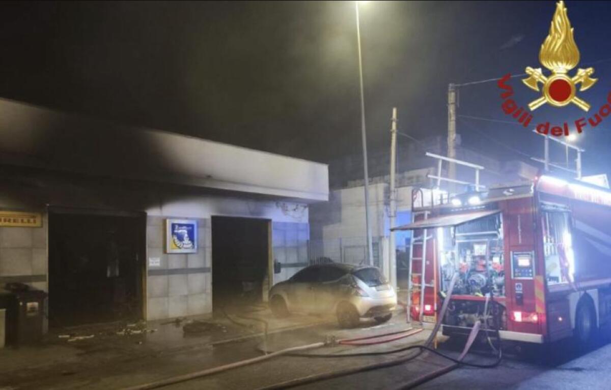 Rogo nella notte in un’officina di pneumatici a Lequile: a fuoco veicoli e macchinari, si indaga Rogo nella notte in un’officina di pneumatici a Lequile: a fuoco veicoli e macchinari, si indaga