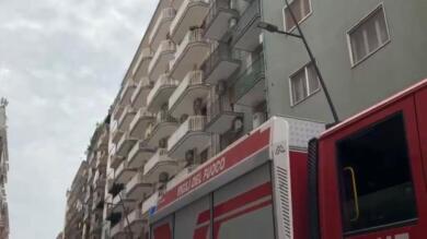 Taranto, divampa l’incendio in un appartamento: evacuata una palazzina di sette piani