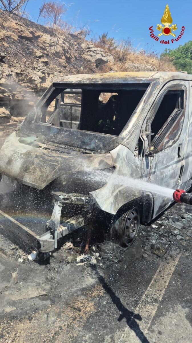 Bari, paura sulla Ss 16: incendio distrugge un portavalori, in fumo il carico di banconote