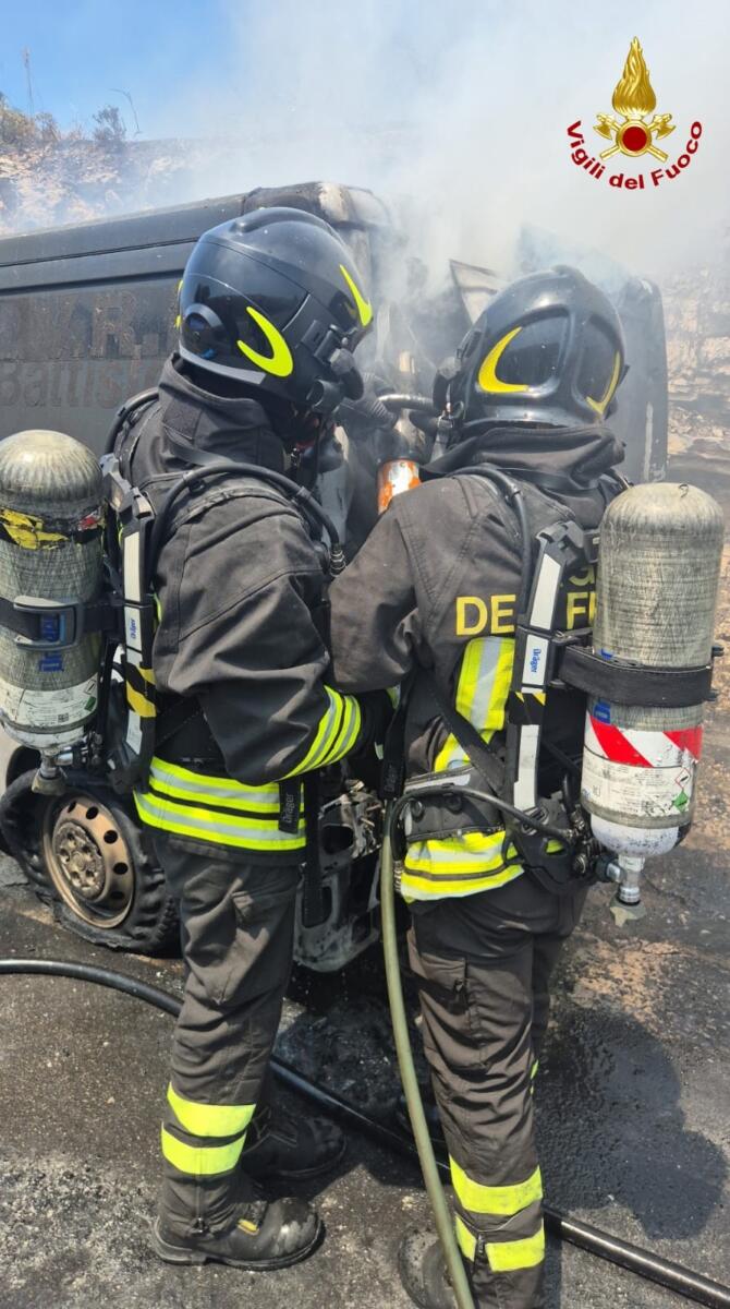 Bari, paura sulla Ss 16: incendio distrugge un portavalori, in fumo il carico di banconote
