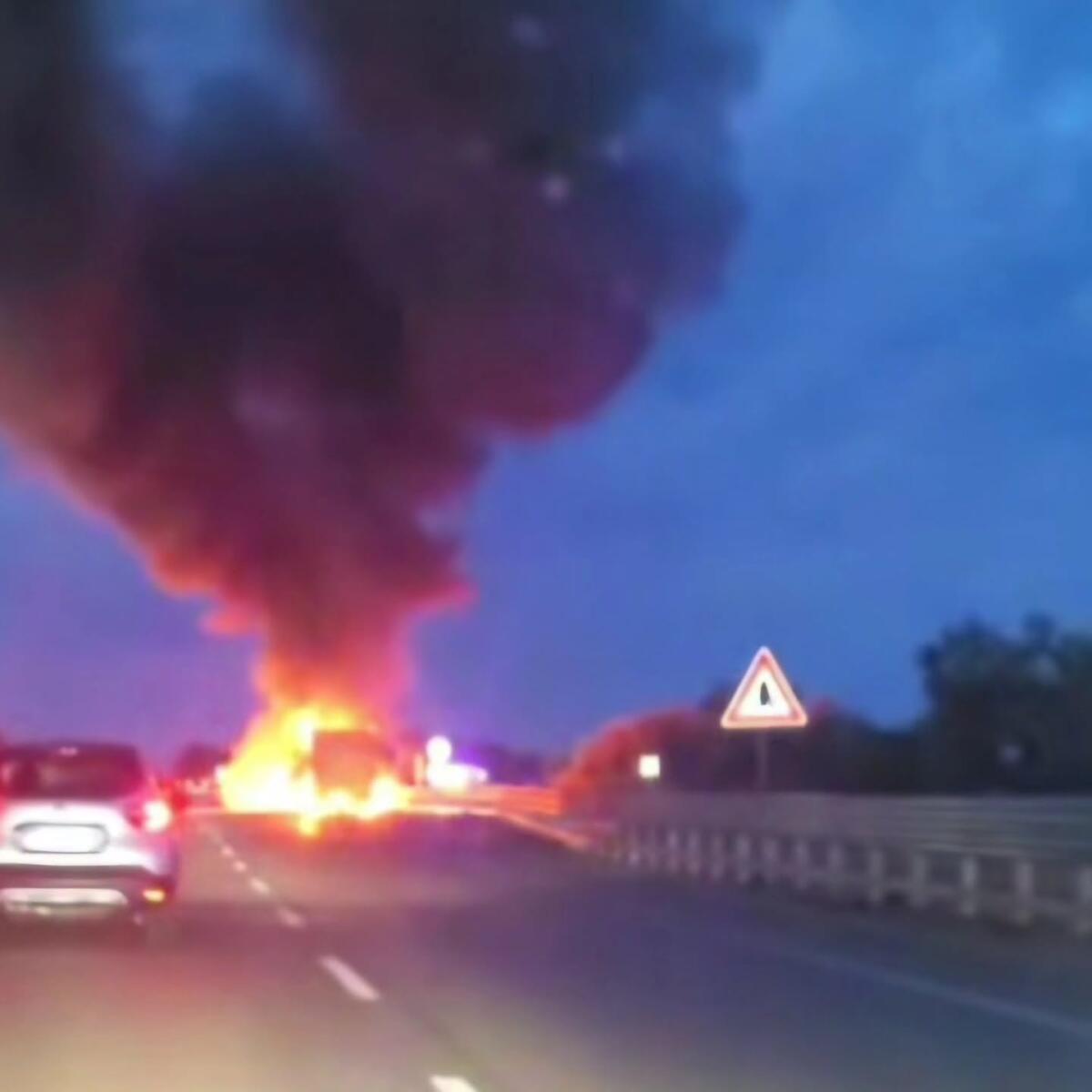 Molfetta, SS16 paralizzata all’alba per un camion in fiamme Molfetta, SS16 paralizzata all’alba per un camion in fiamme