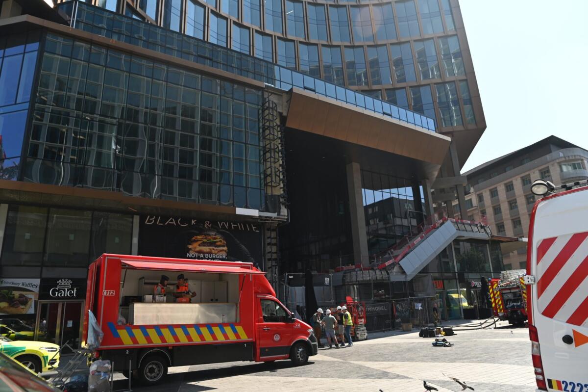 Bruxelles, incendio in una torre: vittime in un ascensore e sei dispersi Bruxelles, incendio in una torre: vittime in un ascensore e sei dispersi