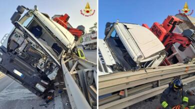 Camion della nettezza urbana contro il guardrail sulla Ss100 nel Barese, ferito il conducente