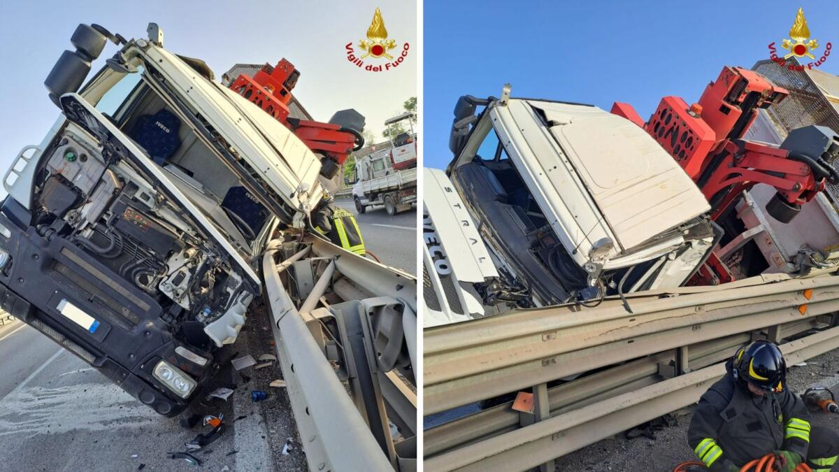 Camion della nettezza urbana contro il guardrail sulla Ss100 nel Barese, ferito il conducente Camion della nettezza urbana contro il guardrail sulla Ss100 nel Barese, ferito il conducente