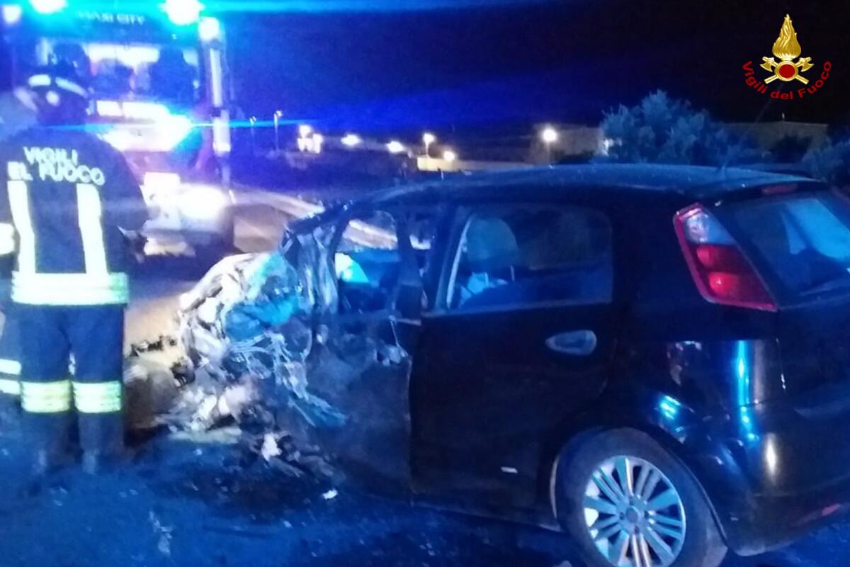Fasano, violento scontro tra due auto sulla Ss 16: feriti i conducenti. Intervengono i vigili del fuoco – FOTO Fasano, violento scontro tra due auto sulla Ss 16: feriti i conducenti. Intervengono i vigili del fuoco – FOTO