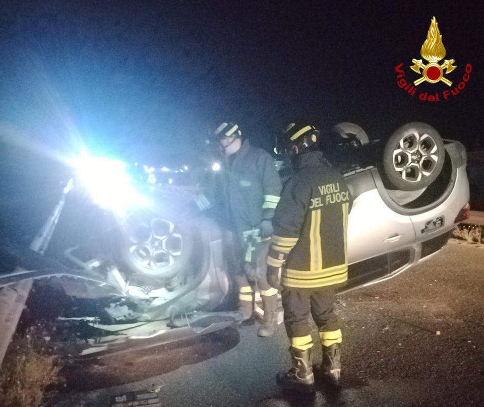 Fasano, violento scontro tra due auto sulla Ss 16: feriti i conducenti. Intervengono i vigili del fuoco – FOTO Fasano, violento scontro tra due auto sulla Ss 16: feriti i conducenti. Intervengono i vigili del fuoco – FOTO
