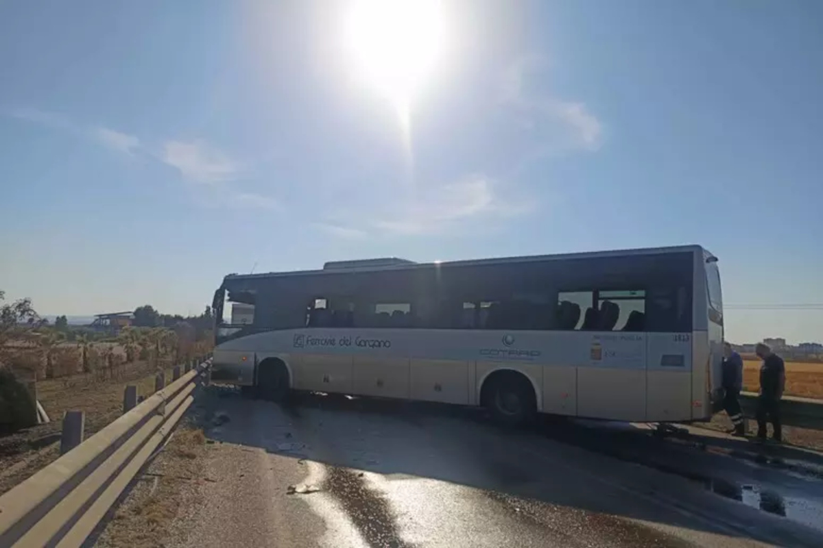 Maxi carambola sulla tangenziale di Foggia: sei mezzi coinvolti tra cui un autobus e due tir Maxi carambola sulla tangenziale di Foggia: sei mezzi coinvolti tra cui un autobus e due tir