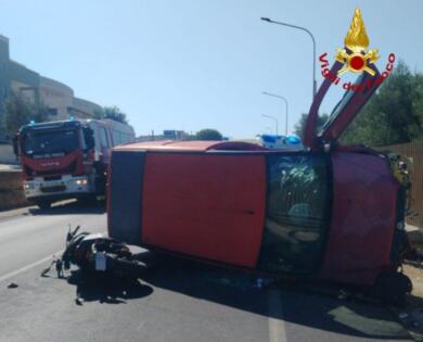 Ostuni, incidente sulla Ss 16: giovane motociclista rimane incastrata sotto un furgone