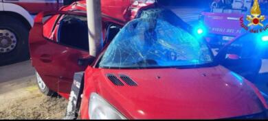 Brindisi, perdono il controllo e si schiantano contro palo dell’illuminazione: tre feriti