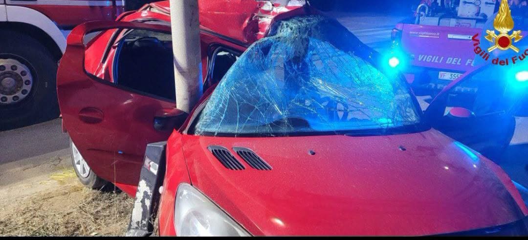 Brindisi, perdono il controllo e si schiantano contro palo dell’illuminazione: tre feriti Brindisi, perdono il controllo e si schiantano contro palo dell’illuminazione: tre feriti