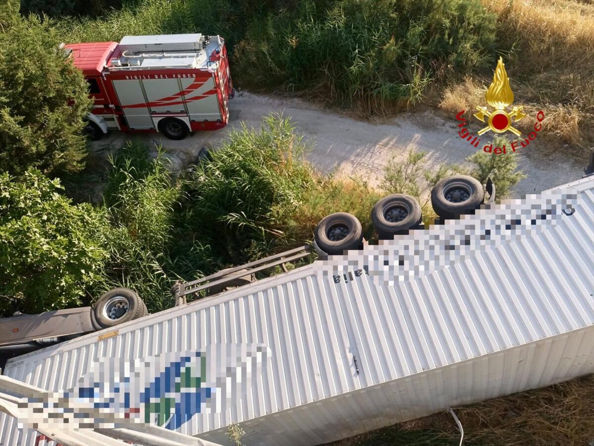 Incidente sulla Ss 7 a Matera, tir precipita da un cavalcavia: muore 50enne di Crispiano – FOTO