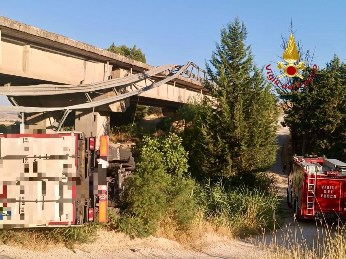 Incidente sulla Ss 7 a Matera, tir precipita da un cavalcavia: muore 50enne di Crispiano – FOTO