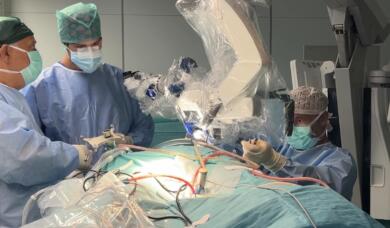 Bari, 82enne rischia di perdere la vista a causa di un tumore al cervello: operato al Policlinico