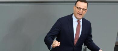 Spahn e la paternità surrogata col marito: si dimette da capogruppo CDU/CSU